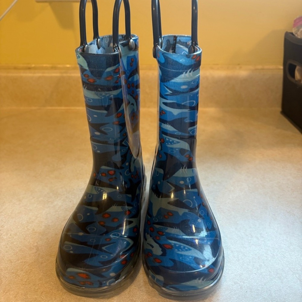 Western Chief Shark Chase Light Up Blue‎ Rain Boots Kids Size 10 Outdoor Novelty